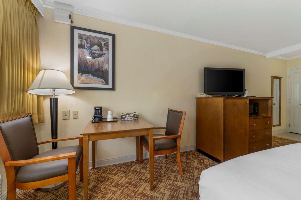 Best Western Plus Northwoods Inn Crescent City Bagian luar foto